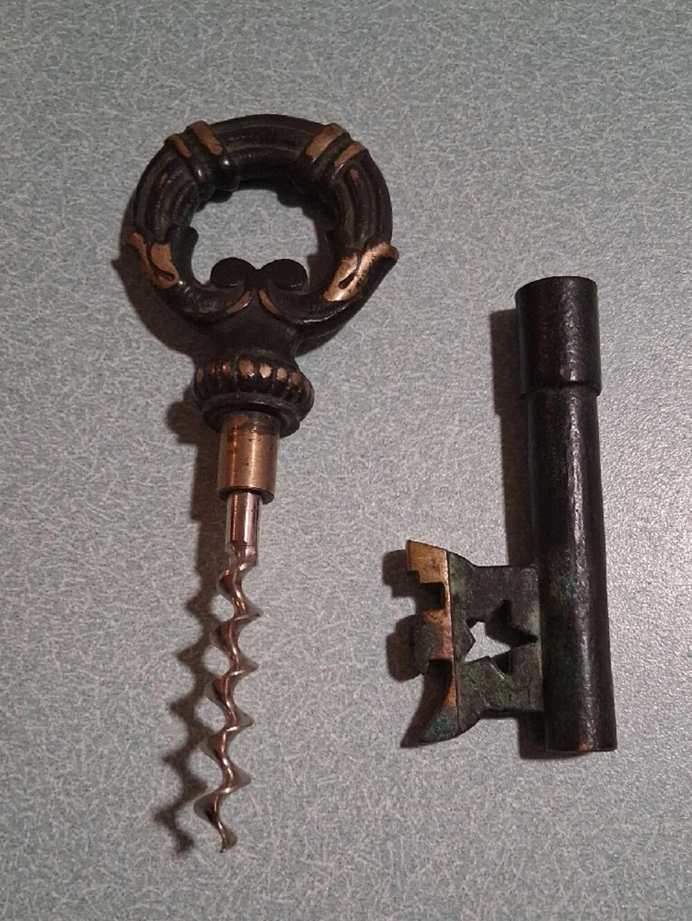 Ornate Vintage-Style Skeleton Key in Black & Aged Gold